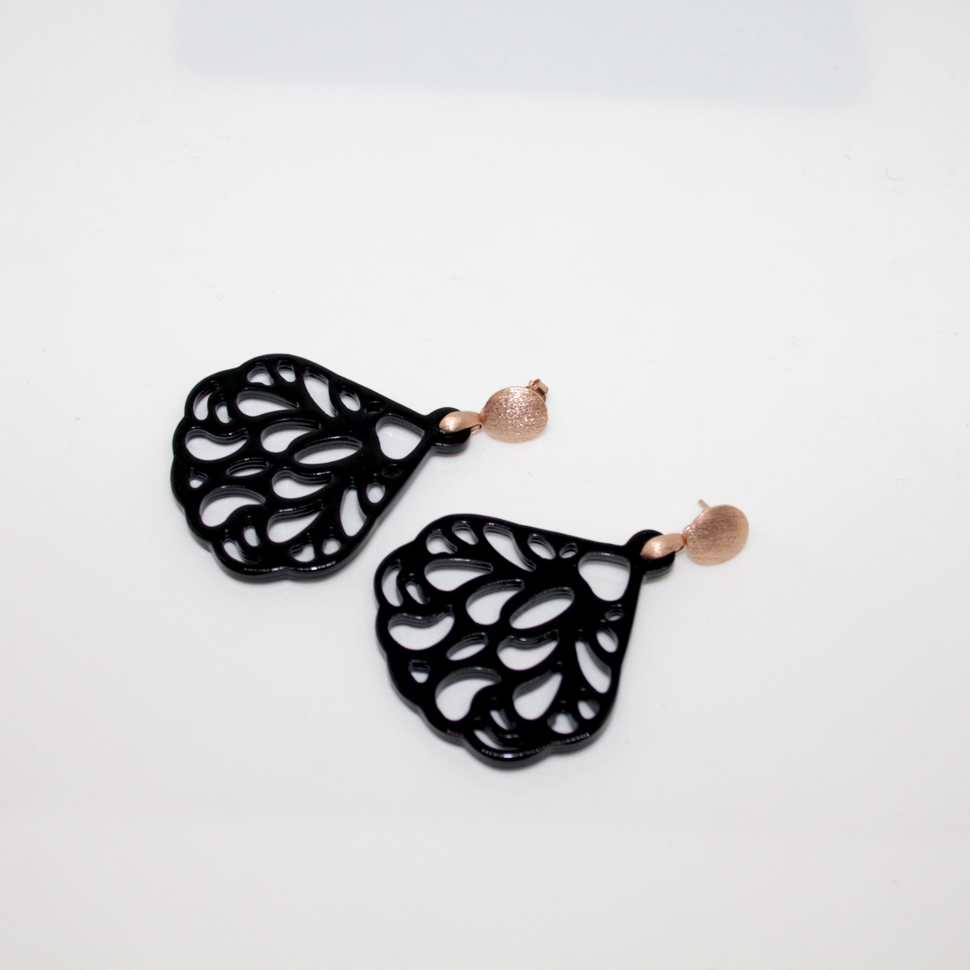 Anissa Schwarz Hornohrring