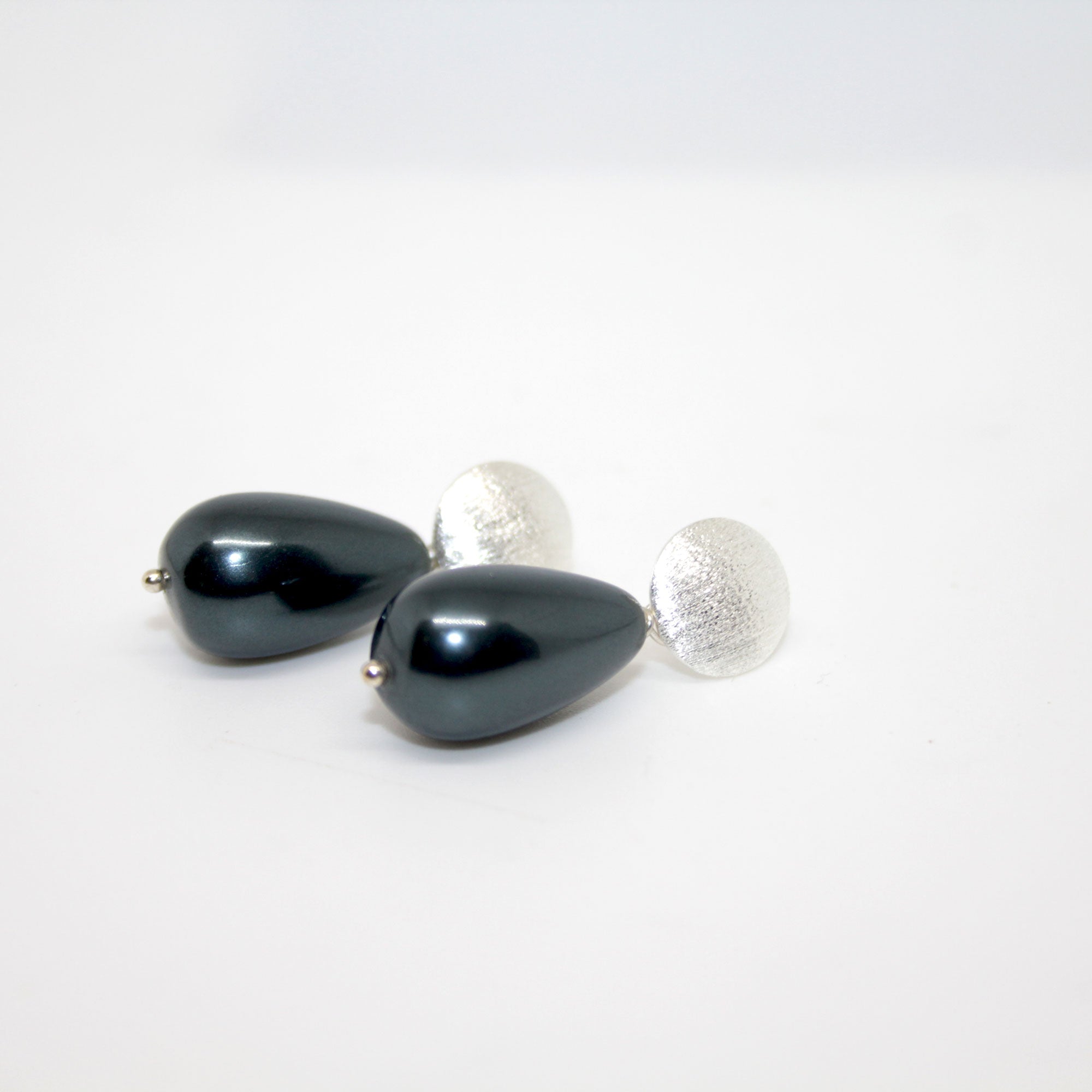 Muschelkern Tropfen Grau Grün Ohrring