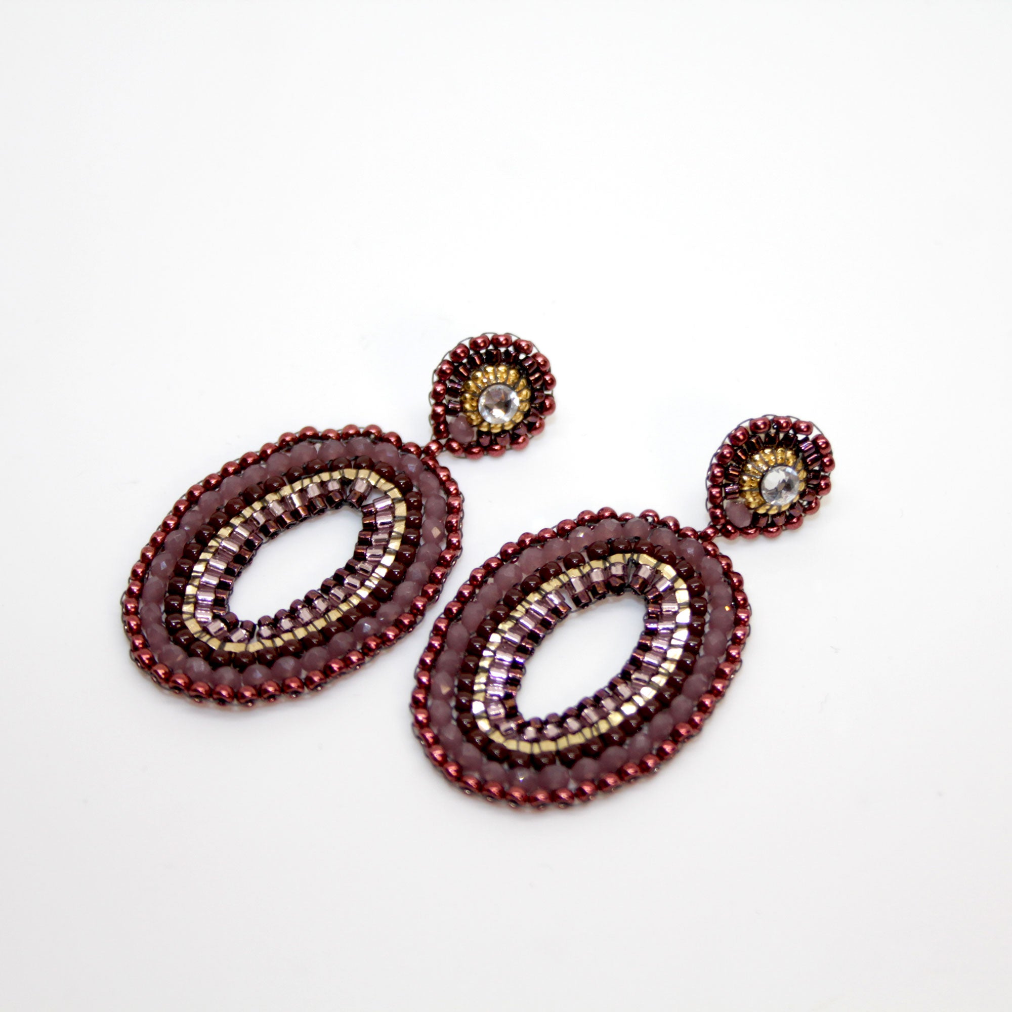handgefertigter Oval chic Ohrring in Burgundy