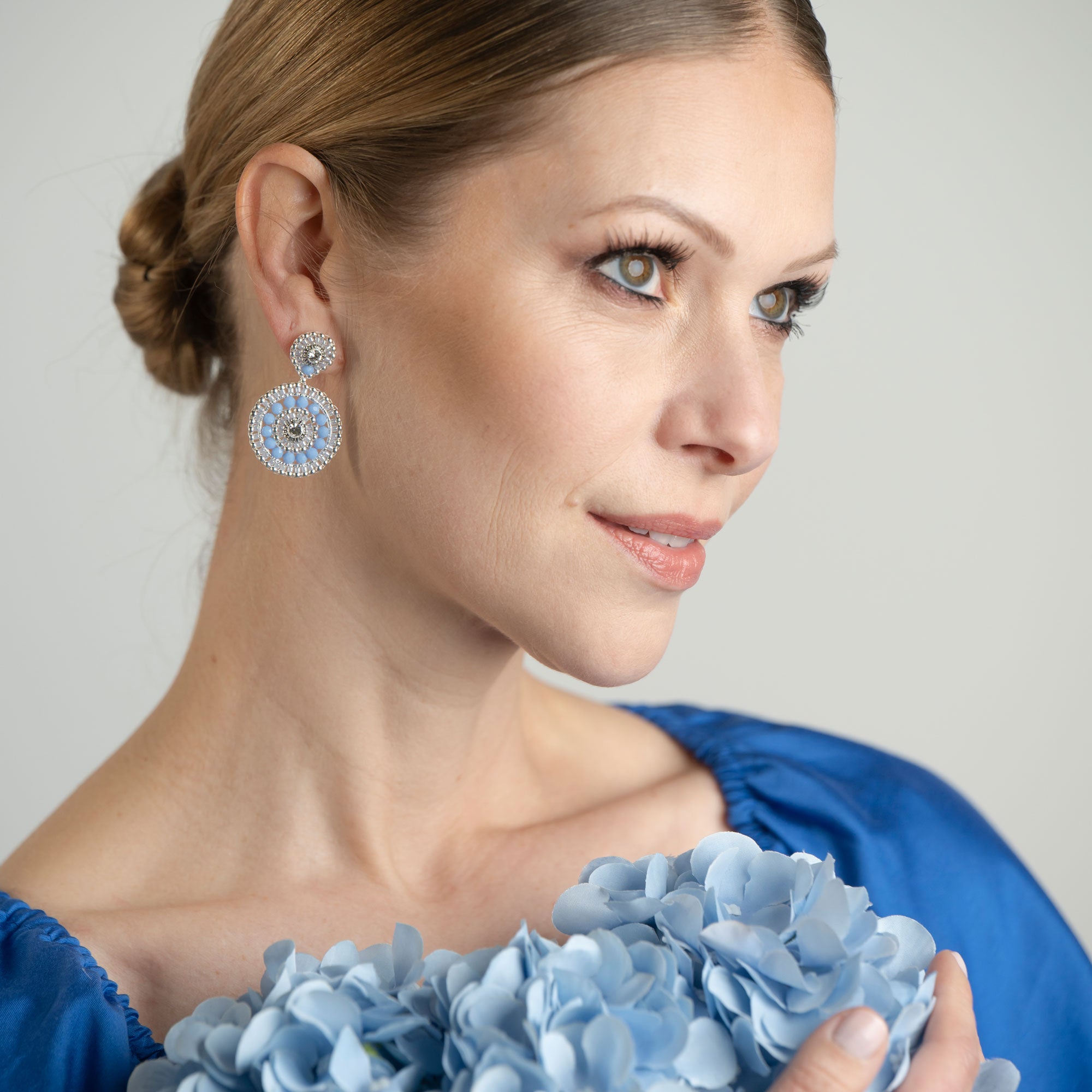 Roundup Girl light blue Ohrring handgefertigt in Österreich