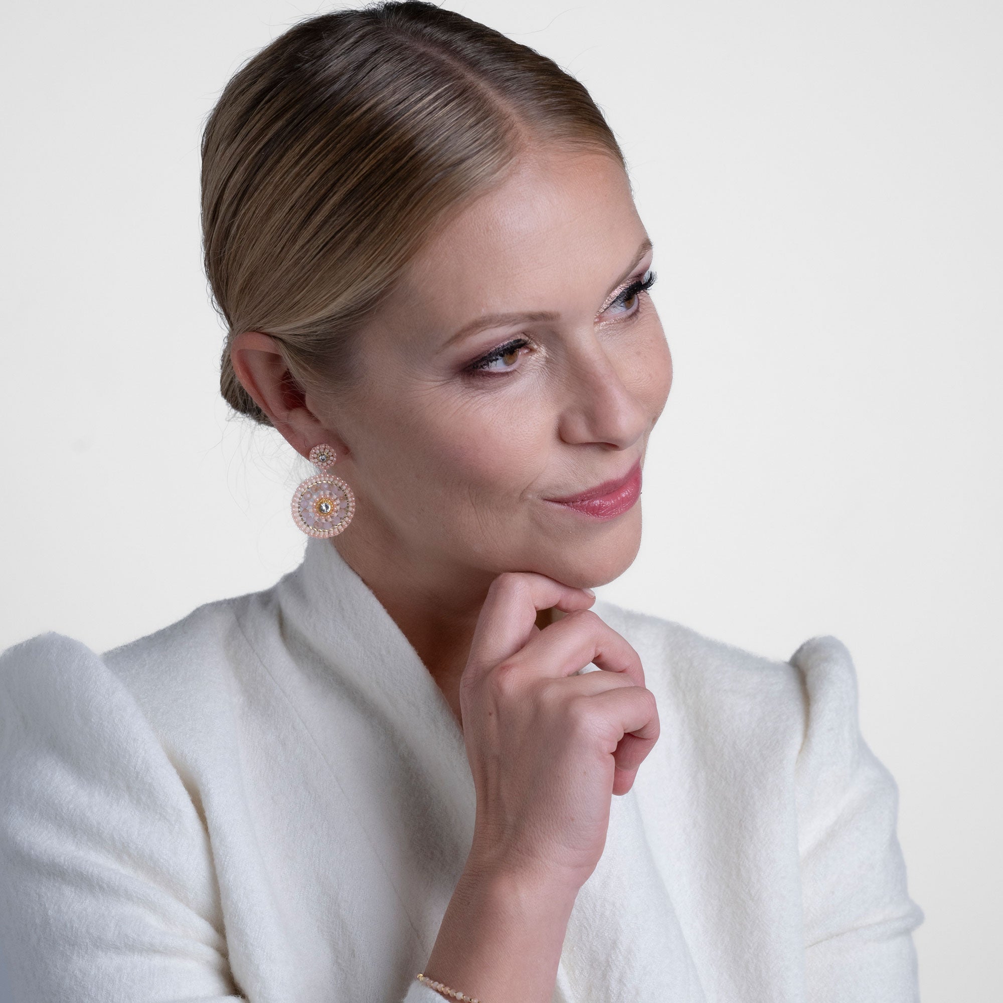 Roundup Girl Peach gold Ohrring handgefertigt in Österreich