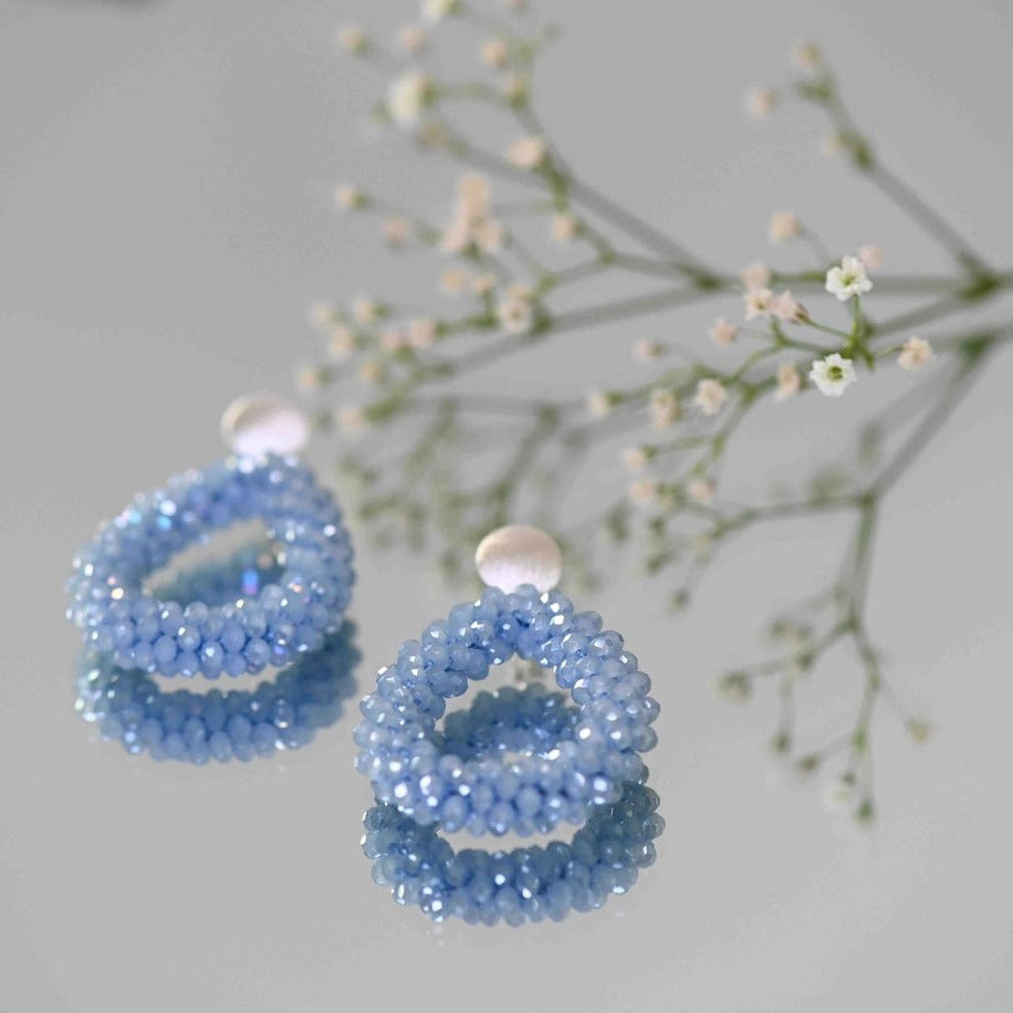 Glitzertropfen eisblau Ohrring
