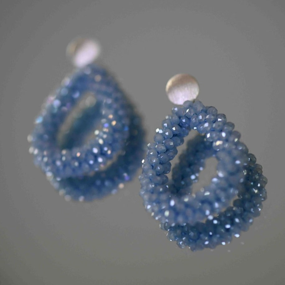 Glitzertropfen eisblau Ohrring