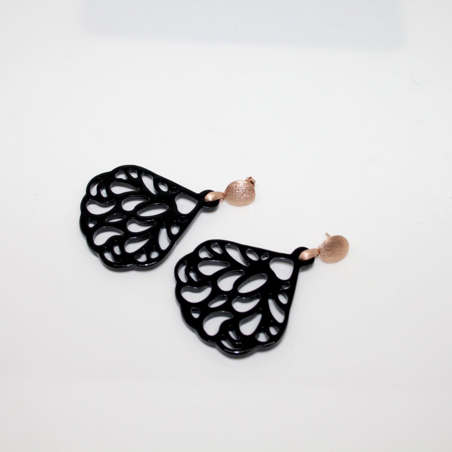 Anissa Schwarz Hornohrring