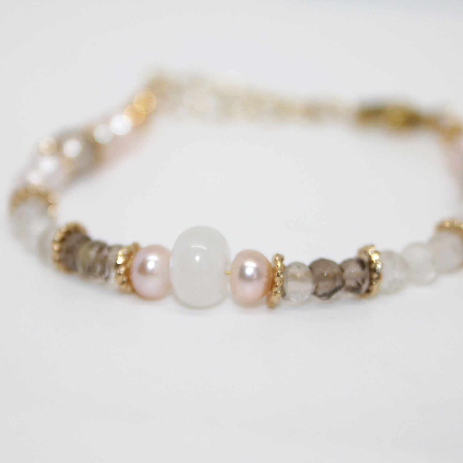 Edelsteinarmband Jade, Süsswasserperle und Rauchquarz handgefertigt in Österreich