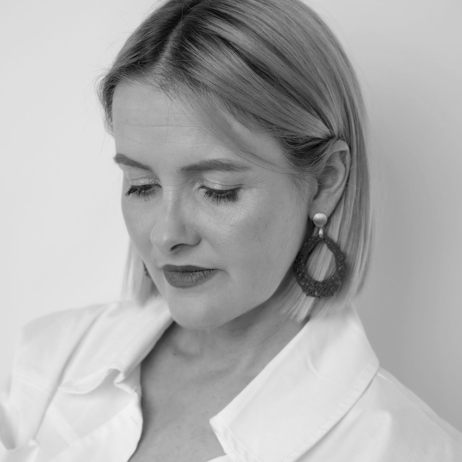 Hornohrring Blumentropfen Schwarz