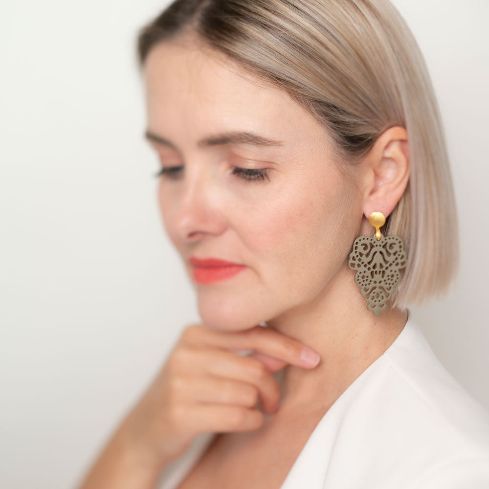 Ella greybeige Hornohrring